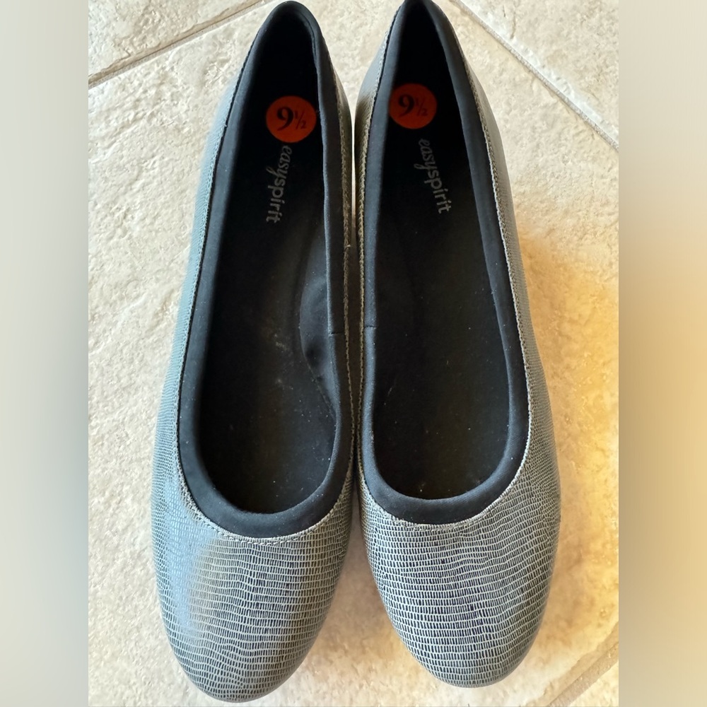 Like new Easy Spirit wedge grey ballet flats in size 9.5